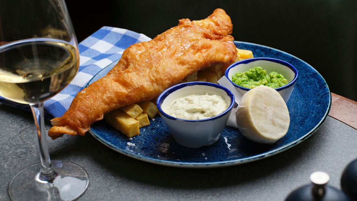 Blue Boar Pub, hidangan santap malam ikan goreng, segelas anggur