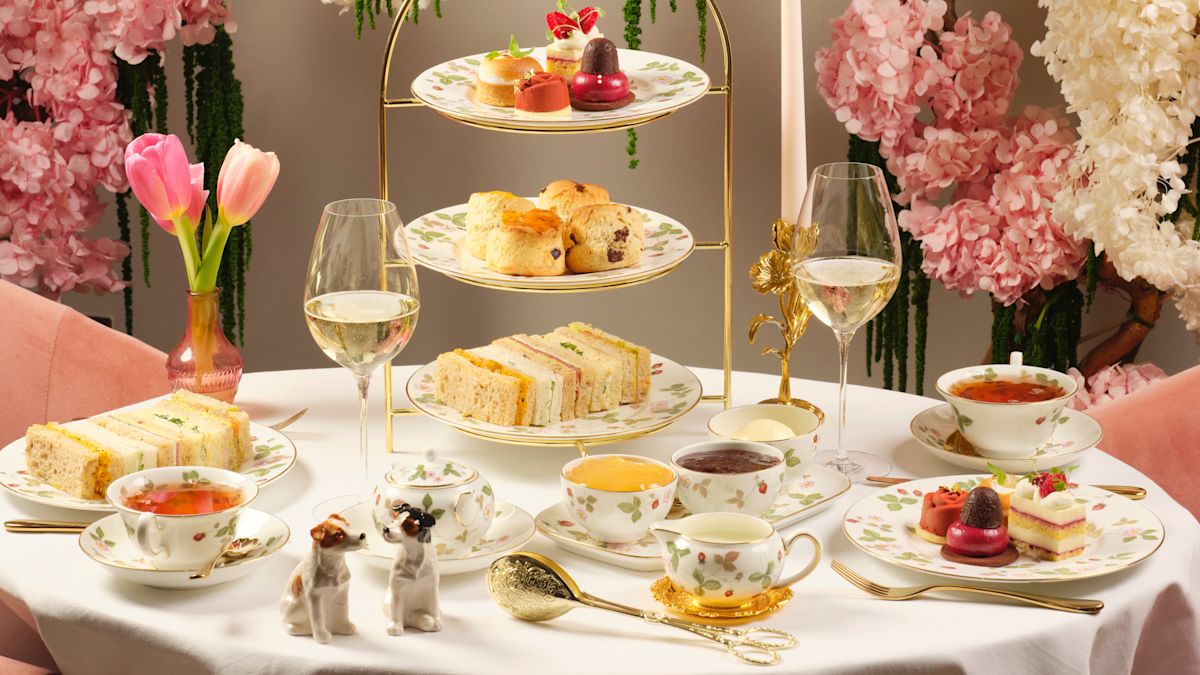 ピンクと白の花を背景にしたオーチャードルームのティータイムの軽食とお飲み物