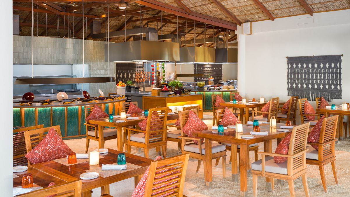 Coin repas intérieur de l'Atoll Market.