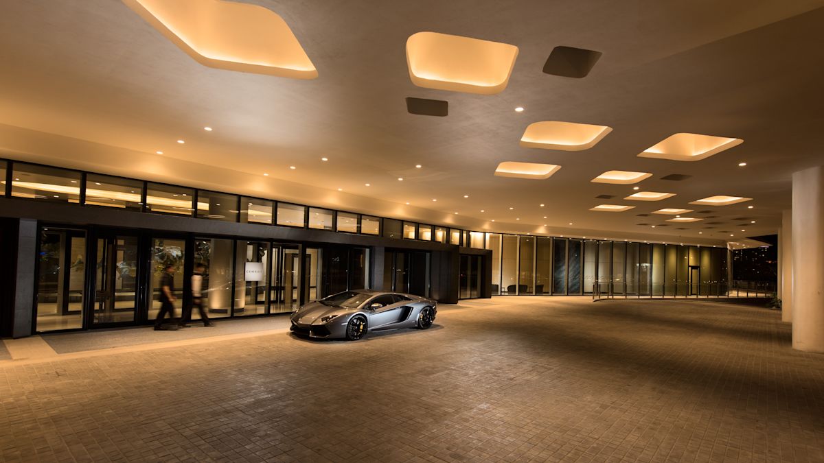 Samochód sportowy zaparkowany w Hotel Driveway