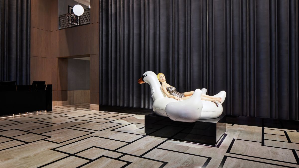 Área del lobby con una estatua de una mujer en un cisne