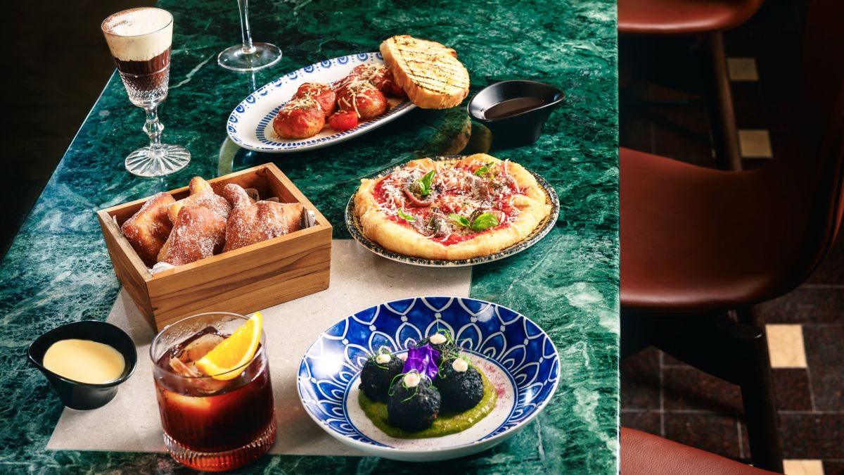 Restauracja Basilico z talerzami jedzenia i napojów na stole