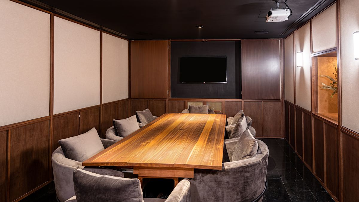 Salle de réunion avec téléviseur HD