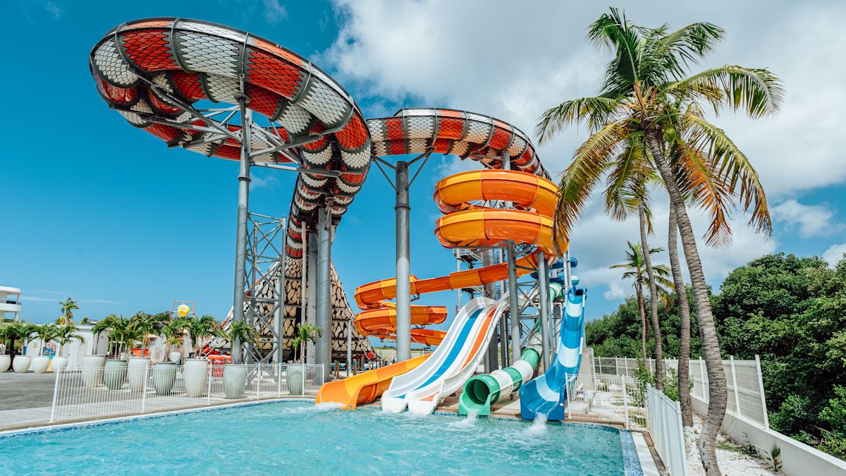 Wasserpark mit großer Rutsche und Swimmingpool
