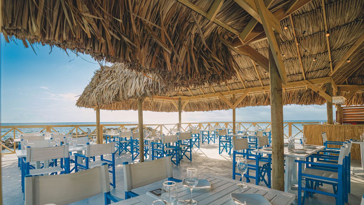 Tische und Restaurant am Strand