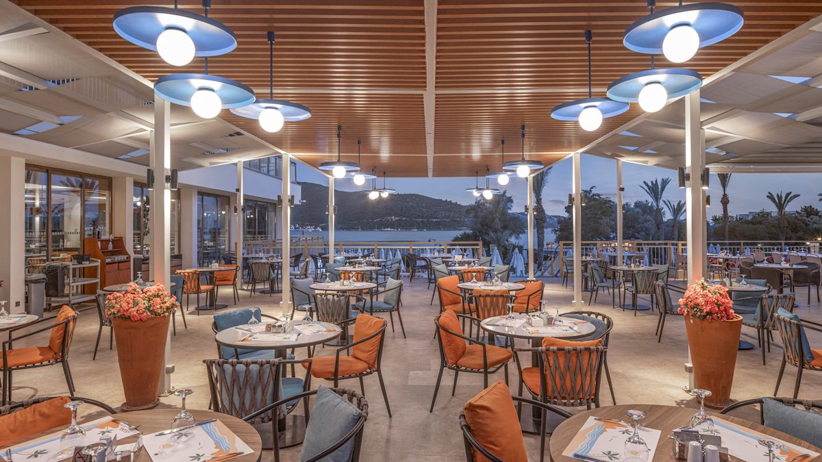 Espace restaurant avec tables et chaises