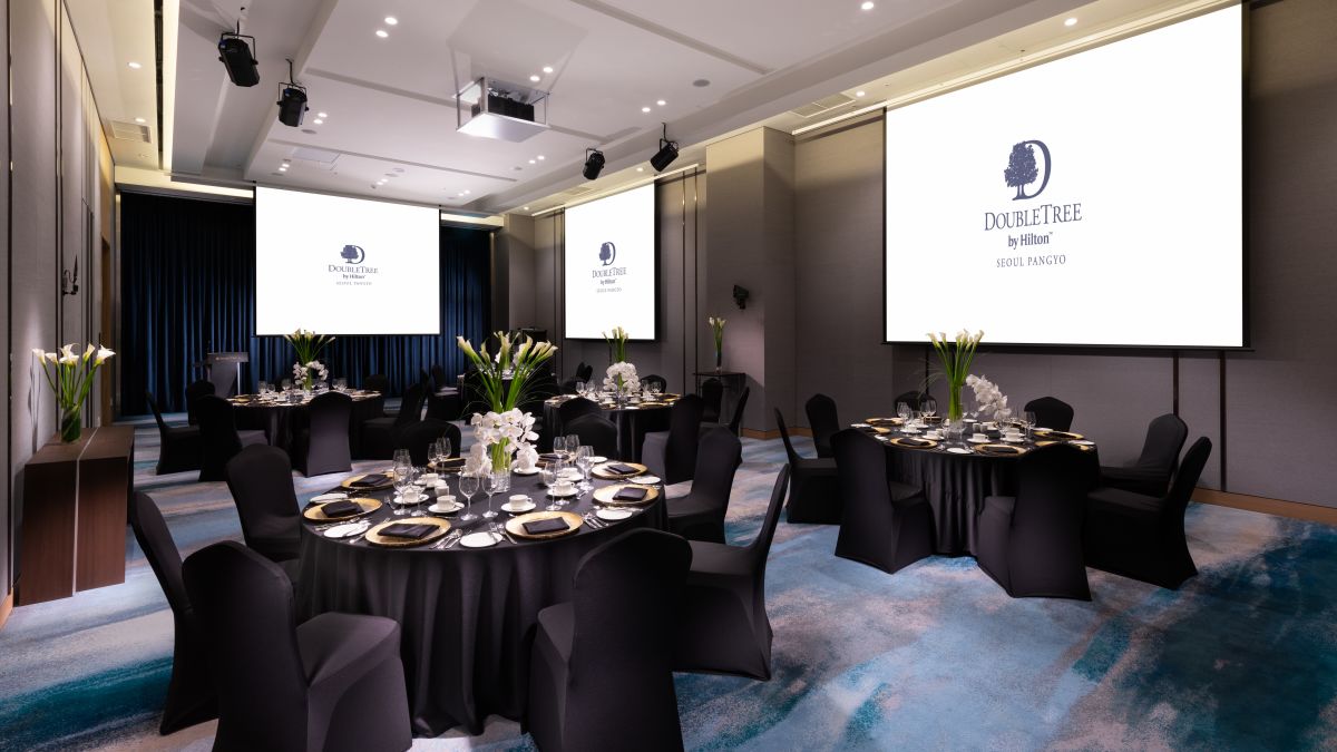 Meetingraum "Oak" mit runden Tischen, die zum Abendessen in Schwarz bedeckt sind