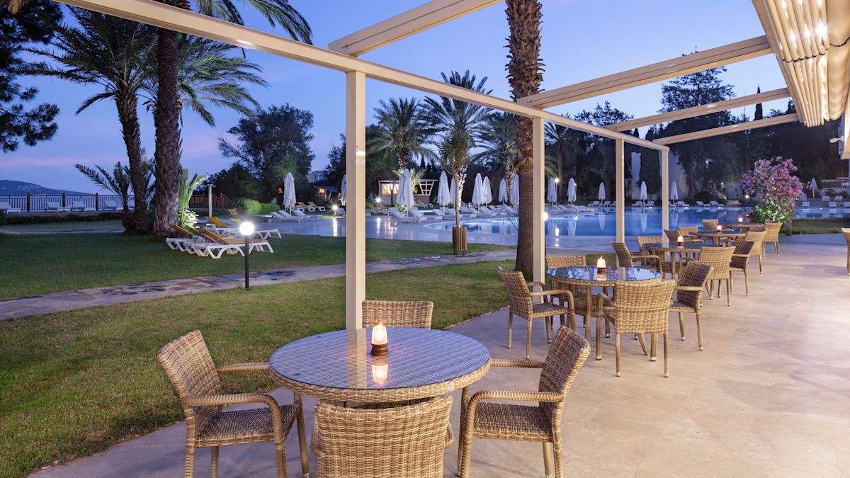 Terrasse du restaurant Elixir Bites avec vue sur la piscine