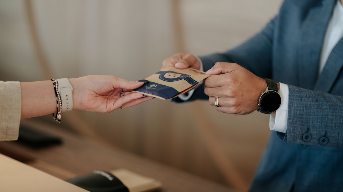 คุกกี้อบสดใหม่จะถูกส่งจากคนหนึ่งไปยังอีกคนหนึ่ง