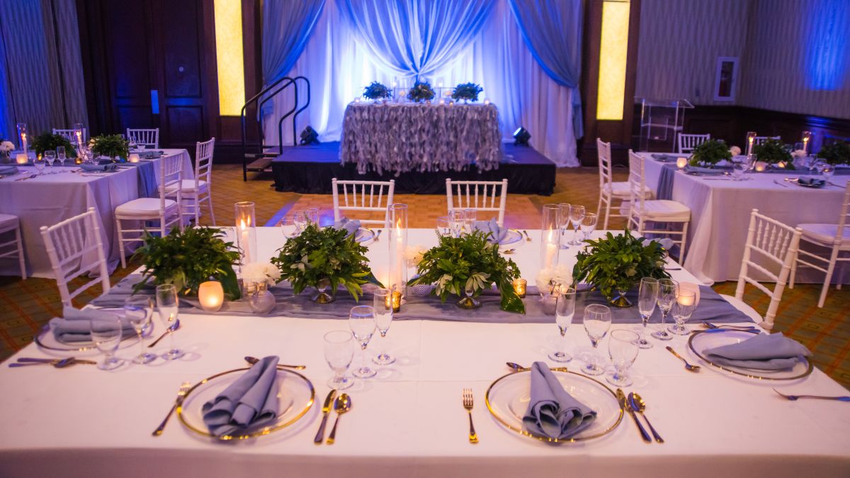 Configuration table pour un événement de mariage dans la salle de réception Needhams
