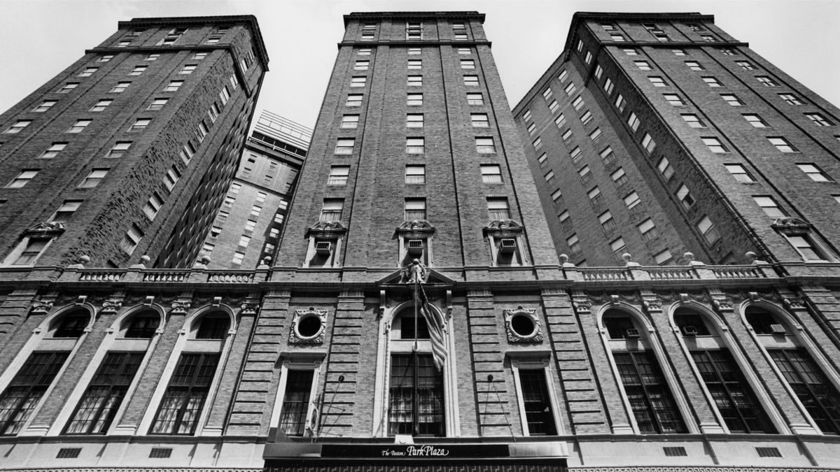 Historisches Schwarz-Weiß-Foto des Außenbereichs des Hotels