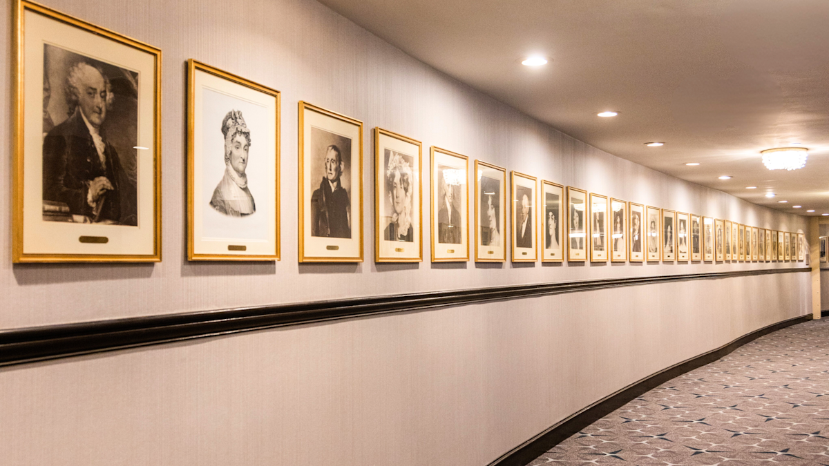 Başkanların Fotoğraflarını Gösteren Koridor