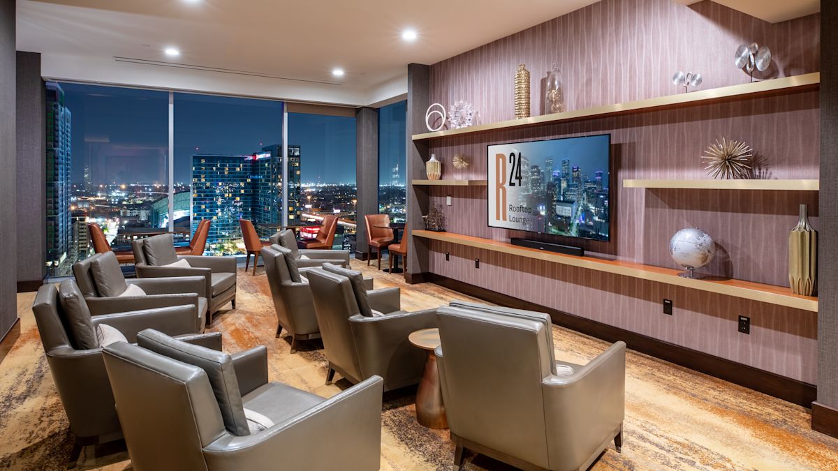 市街を望むR24のエグゼクティブラウンジ