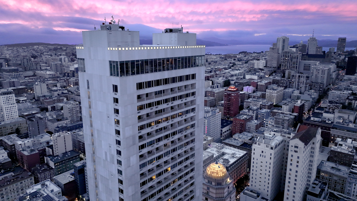 Vedere aeriană a unui exterior al hotelului dintr-un oraș mare, în zori