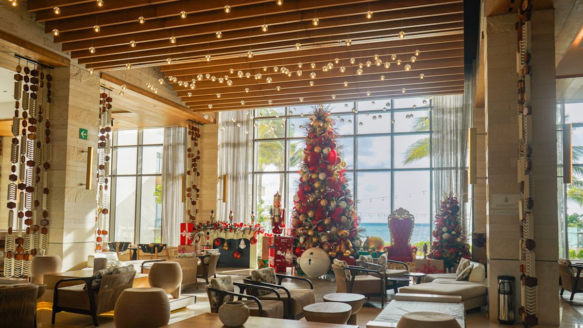 บริเวณล็อบบี้พร้อมต้นคริสต์มาสและของเล่น