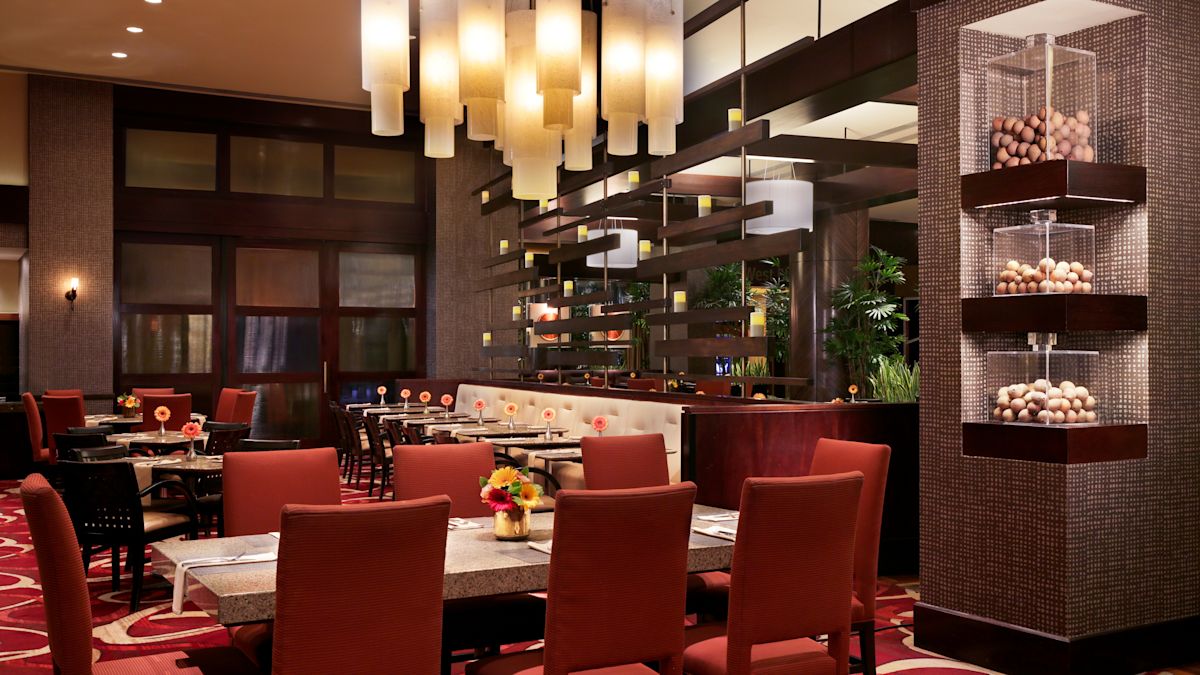 椅子とテーブルを備えたレストランのリビングエリア