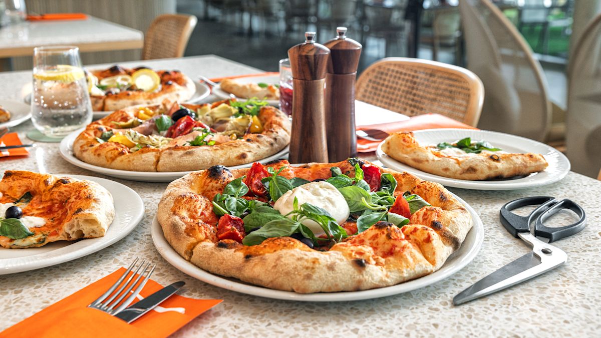 Nahaufnahme einer Pizza auf dem Tisch