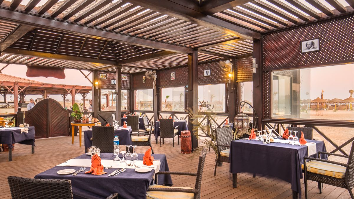 Amasis restaurant seating