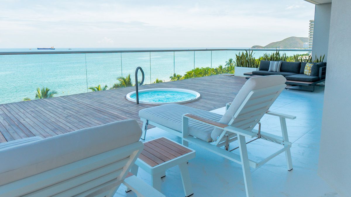 월풀, 소파, 의자가 있는 야외 좌석 공간