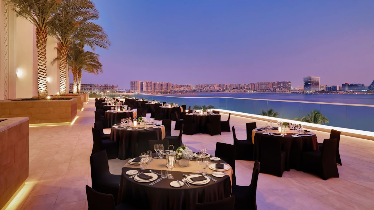 宴会場のテラスでイベントの準備が整ったテーブル