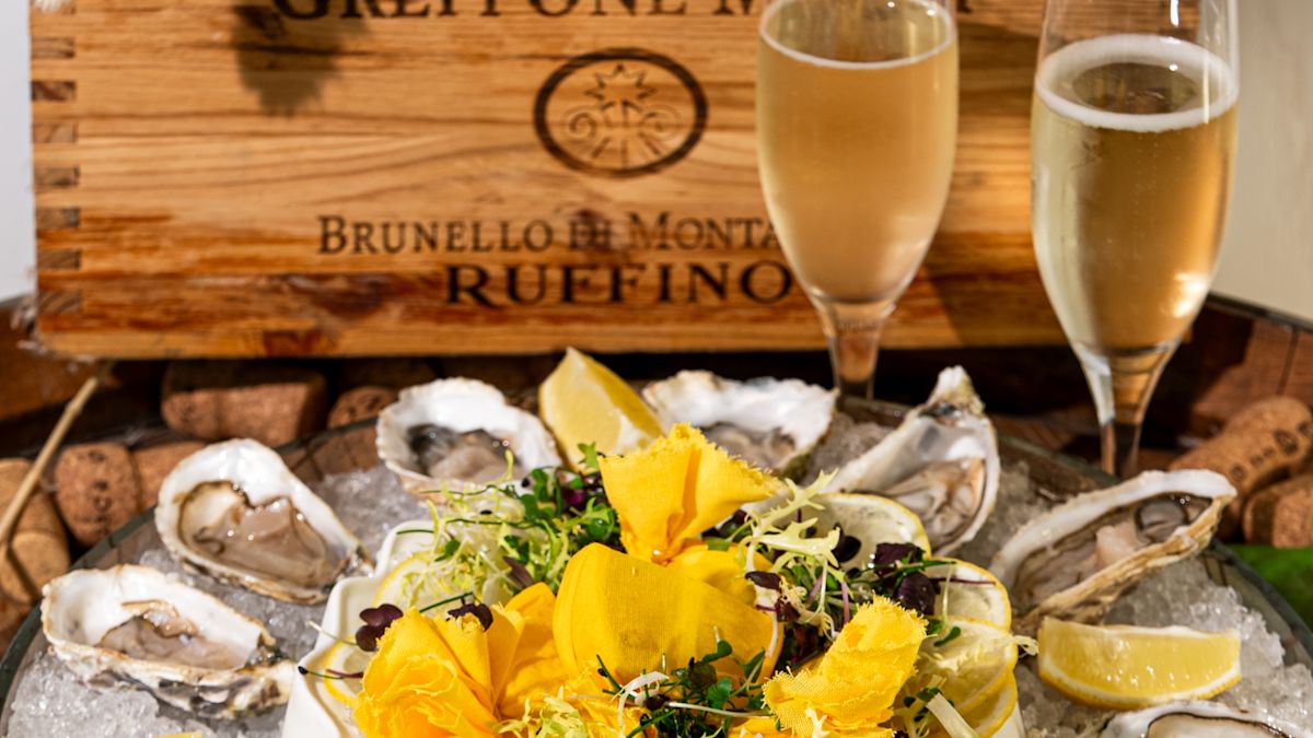 Бяло вино и стриди с лимон във Vero Restaurant