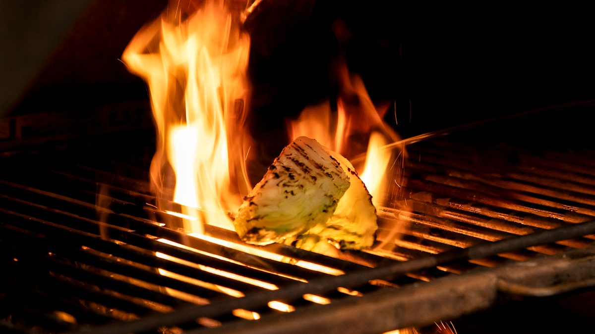 Carne cocinada en una parrilla en Tyburn Kitchen