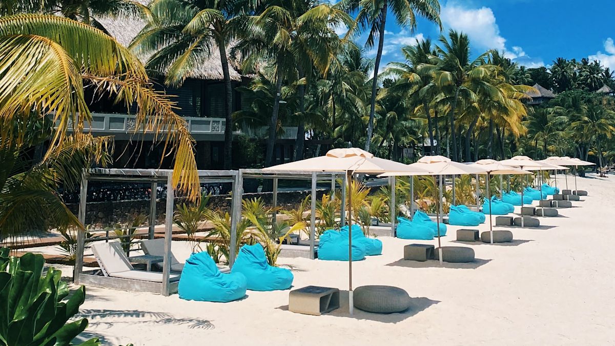 Executive strand met zitplaatsen en parasols
