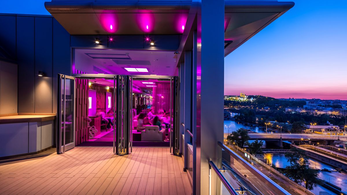 Sky bar Cloud 9 s halou a výhledem na Prahu