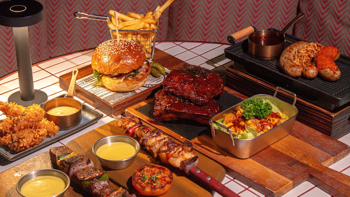 Selecții culinare la barul de pe malul râului Ale House pe o masă