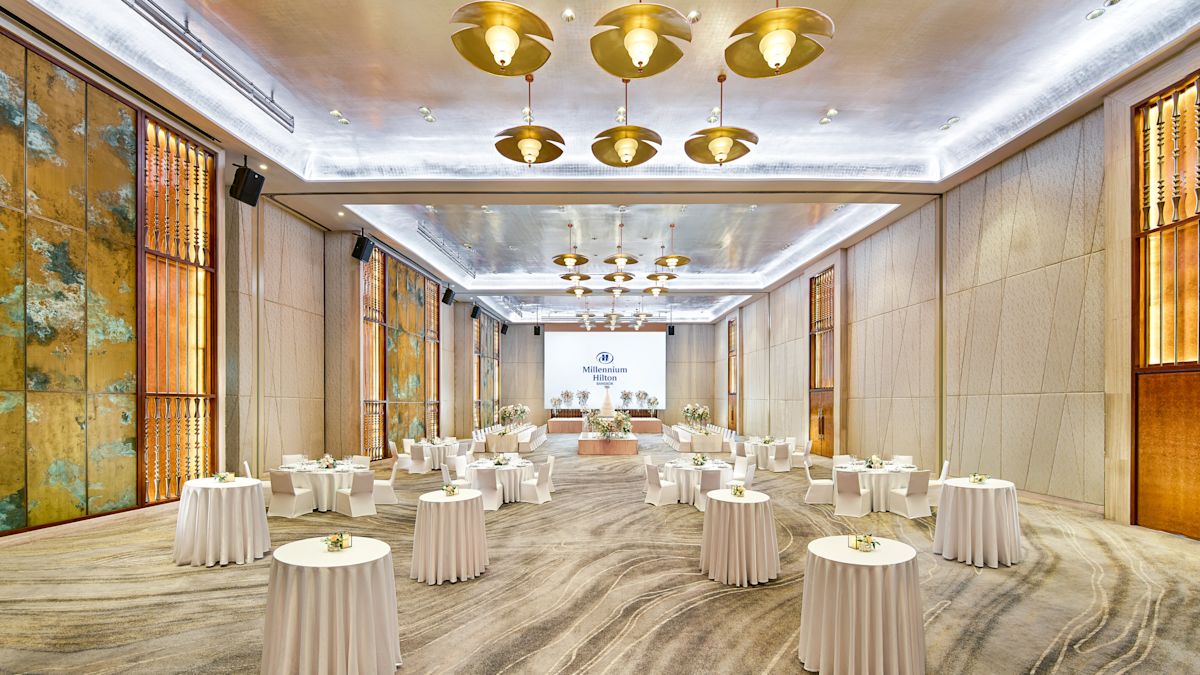 Table circulaire aménagée dans la salle de réception Grand Ballroom