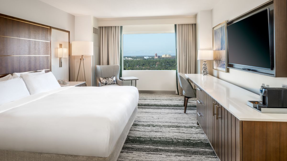 Chambre avec très grand lit, wet-bar, téléviseur, bureau de travail et vue sur l'extérieur