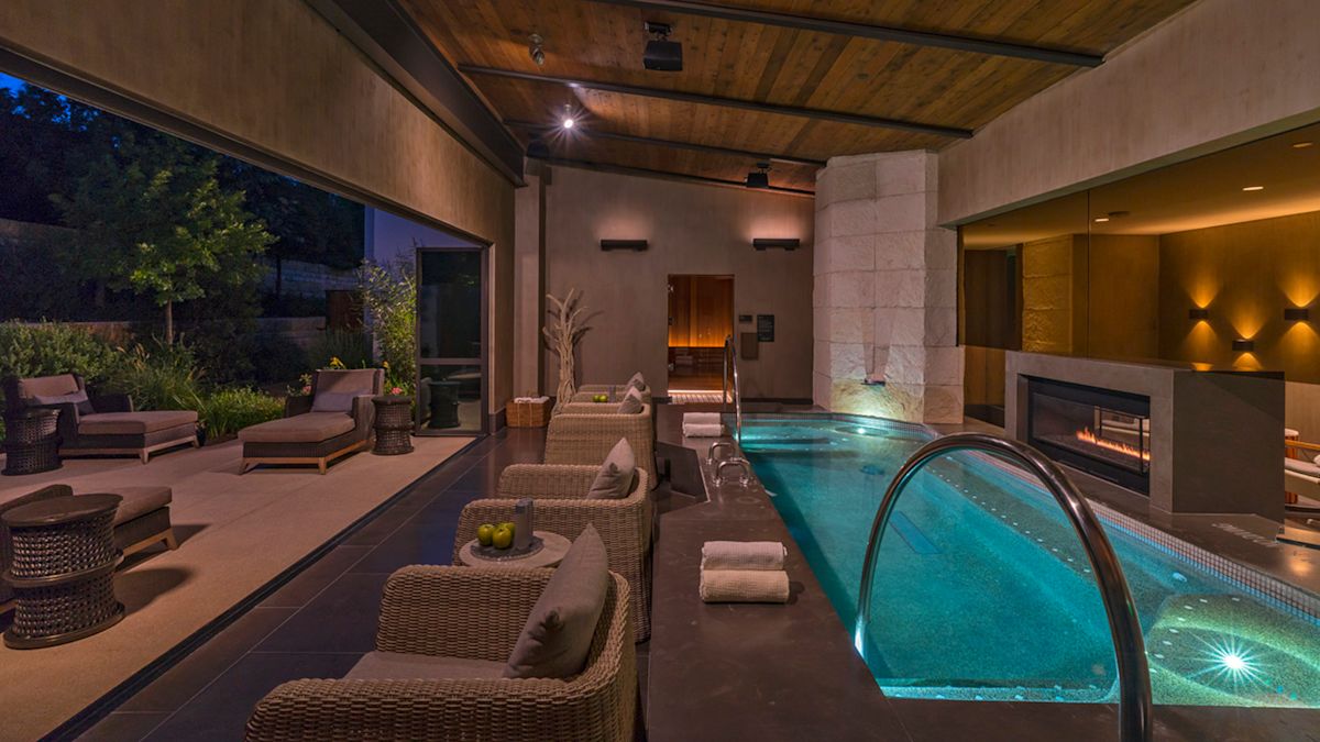 带室内游泳池的水疗日光浴室