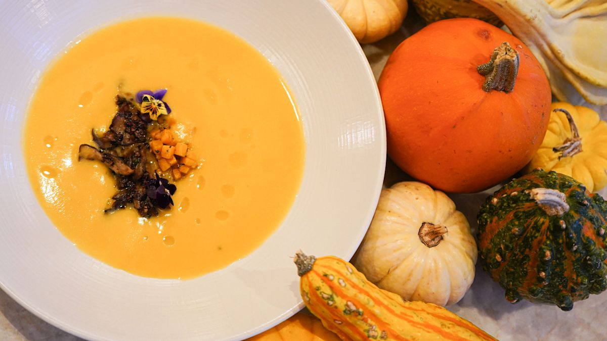 桌上放有水果和湯的食物的頭頂照