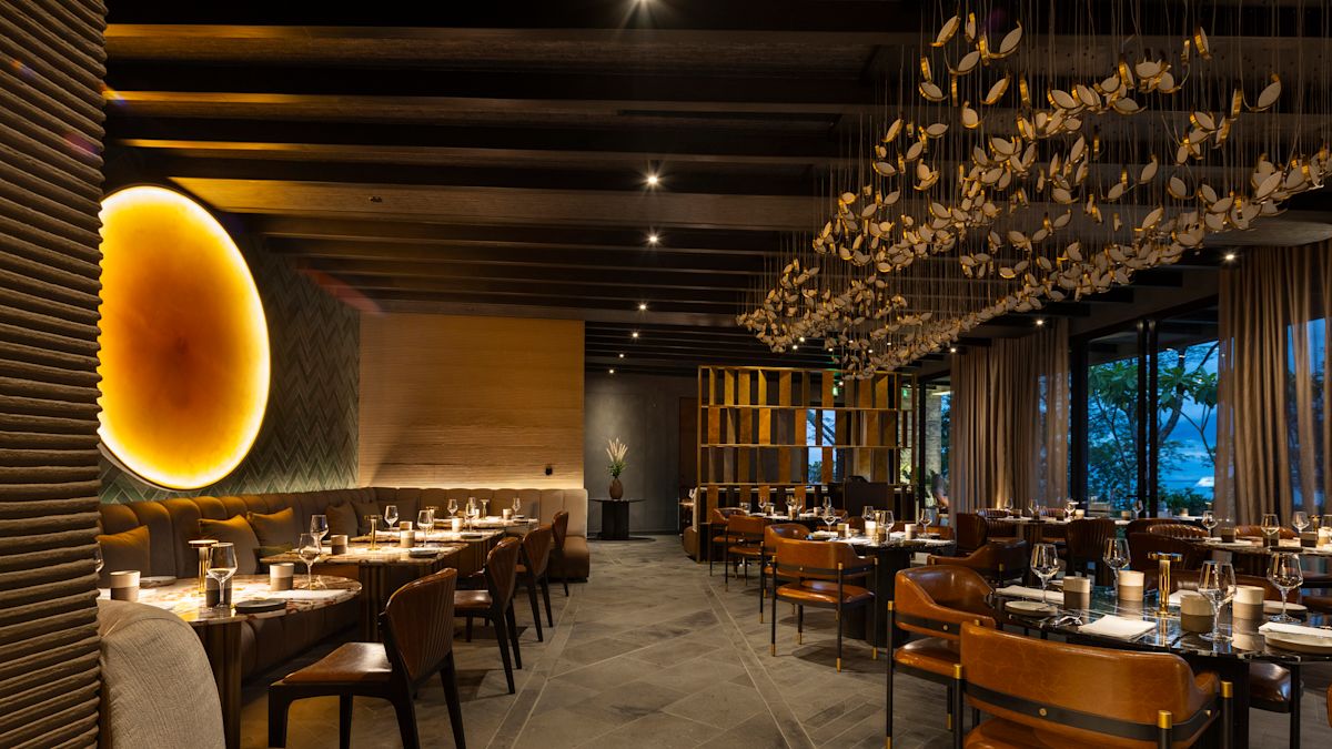 Espace salon du restaurant La Finca avec grand éclairage au mur