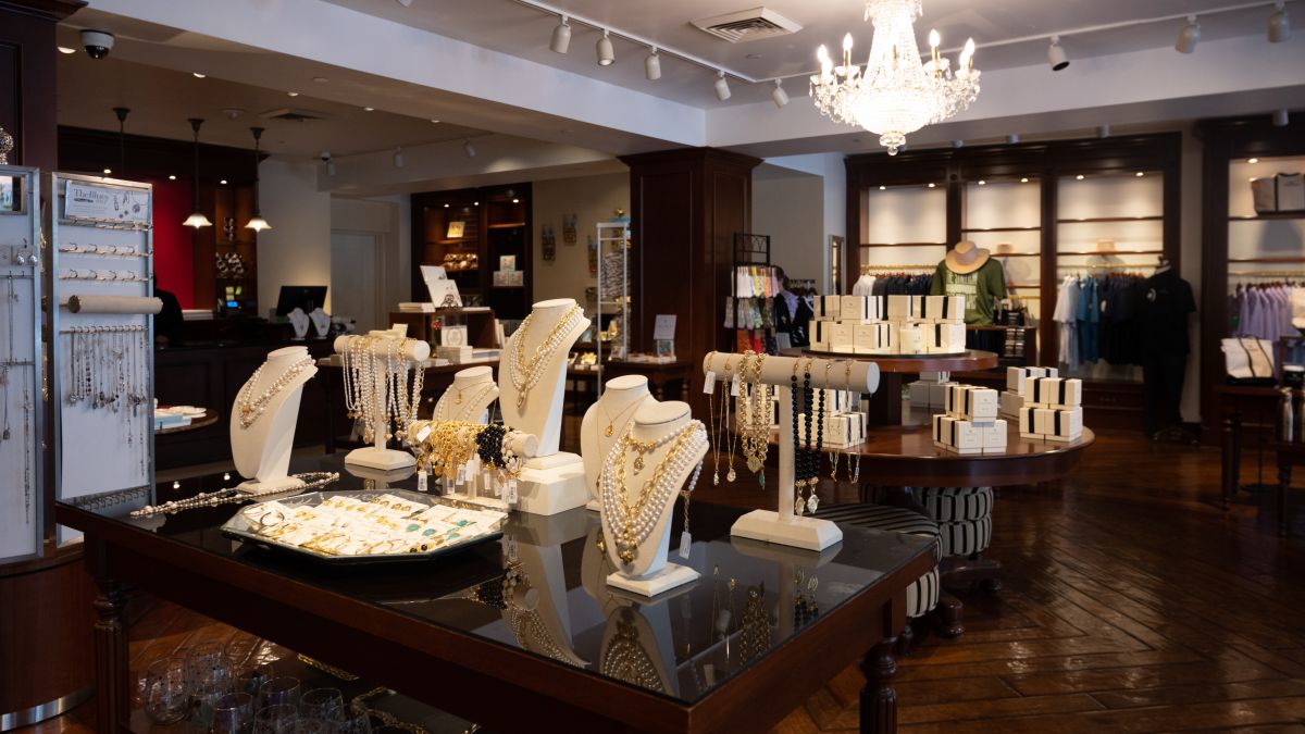 礼品店中的珠宝和服装