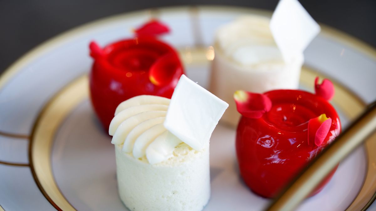 Collations colorées sur une assiette pour le thé