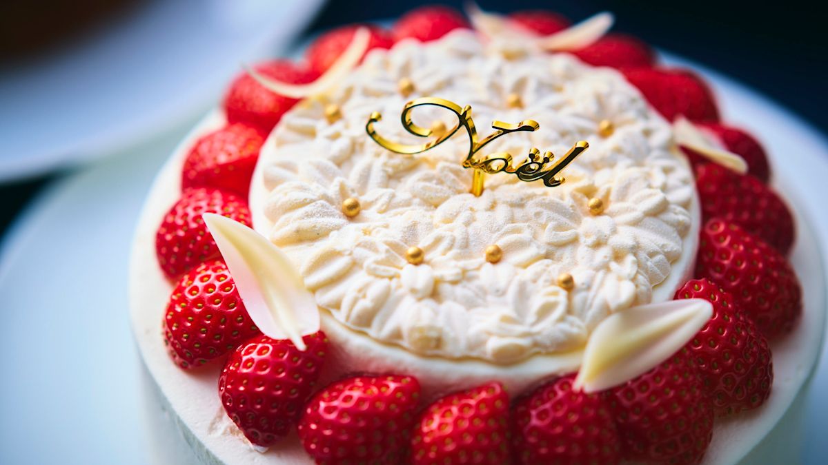 Weihnachtskuchen mit Erdbeeren und Schokolade