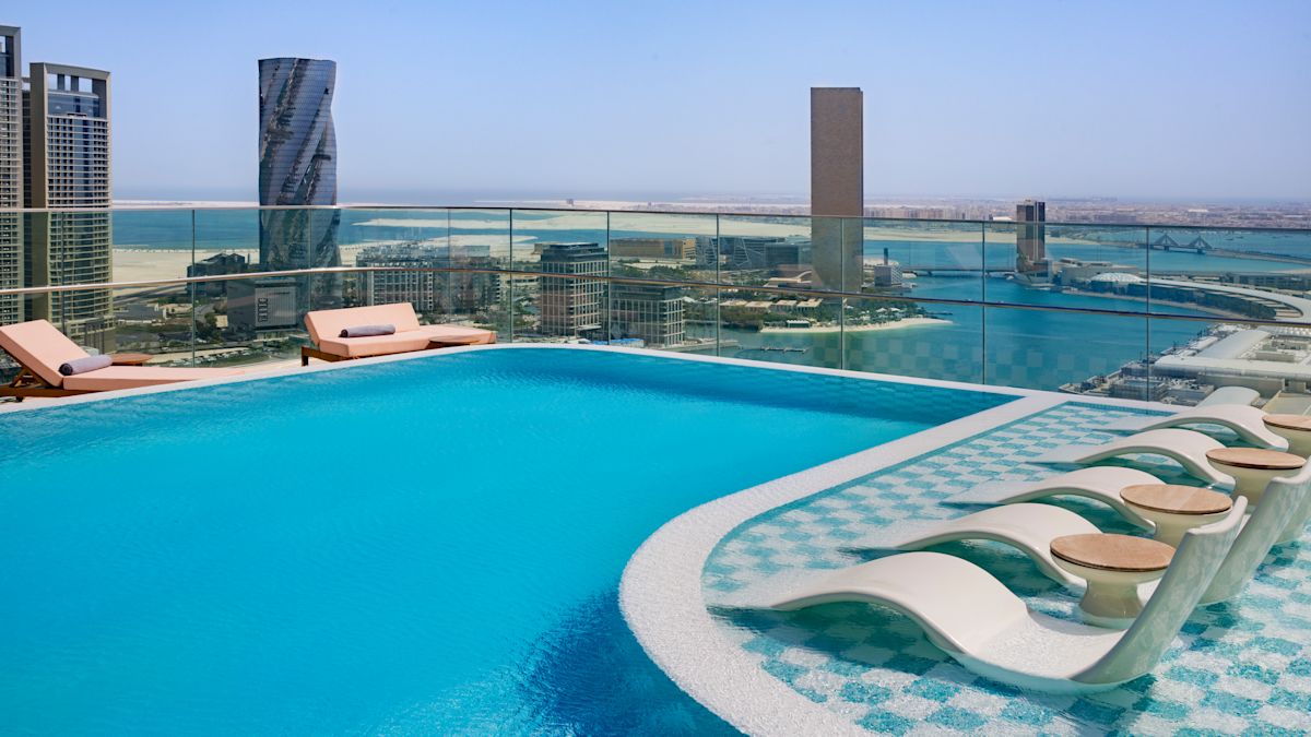 piscine sur le toit, méridiennes, vue sur la ville et l'eau