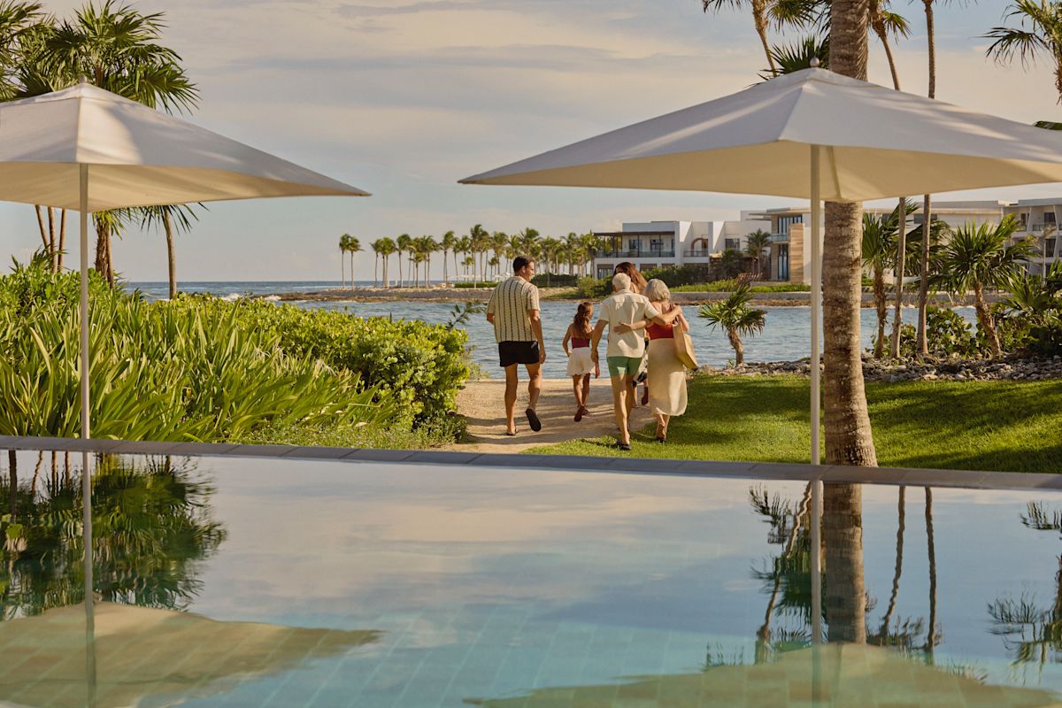 Keluarga yang terdiri atas kakek, nenek, ayah, ibu, dan putri menuju pantai