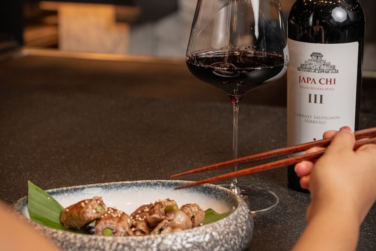 사람과 함께 촬영한 Kengai 접시