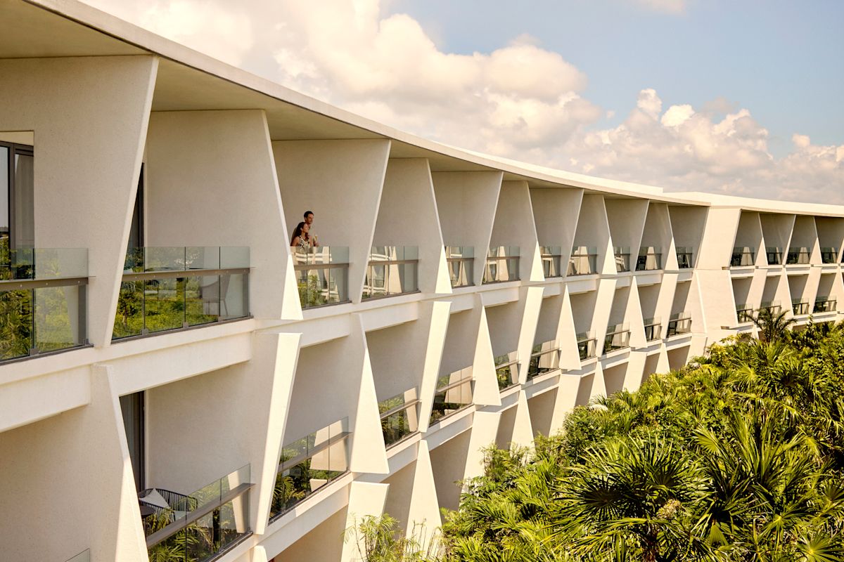 Pasangan mengagumi pemandangan dari balkon kamar hotel