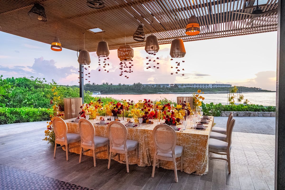 Recepție de nuntă în exterior Masă decorată lângă plajă