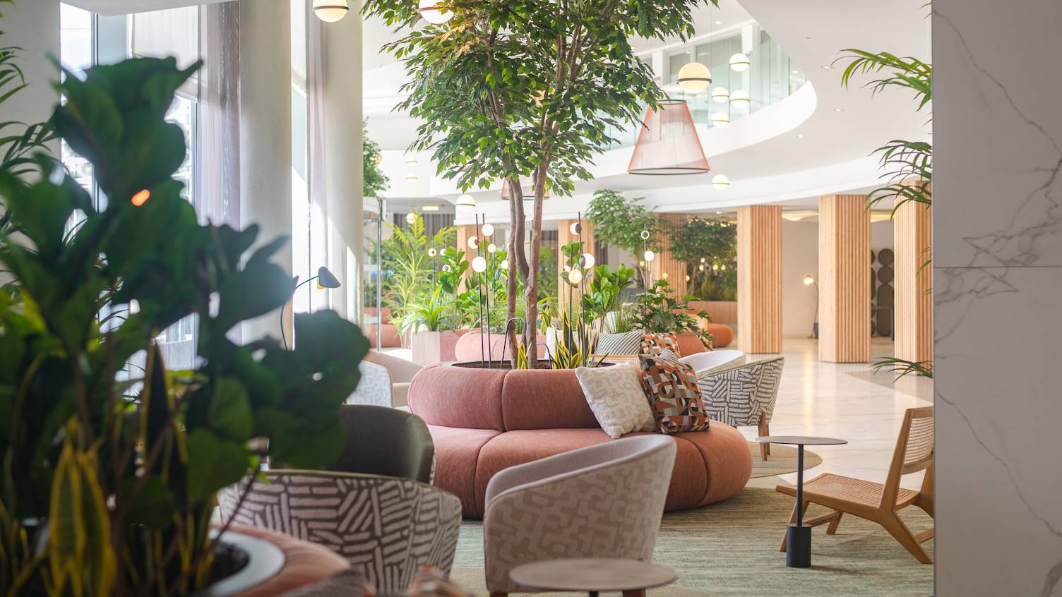 Strefa z miejscami siedzącymi w lobby