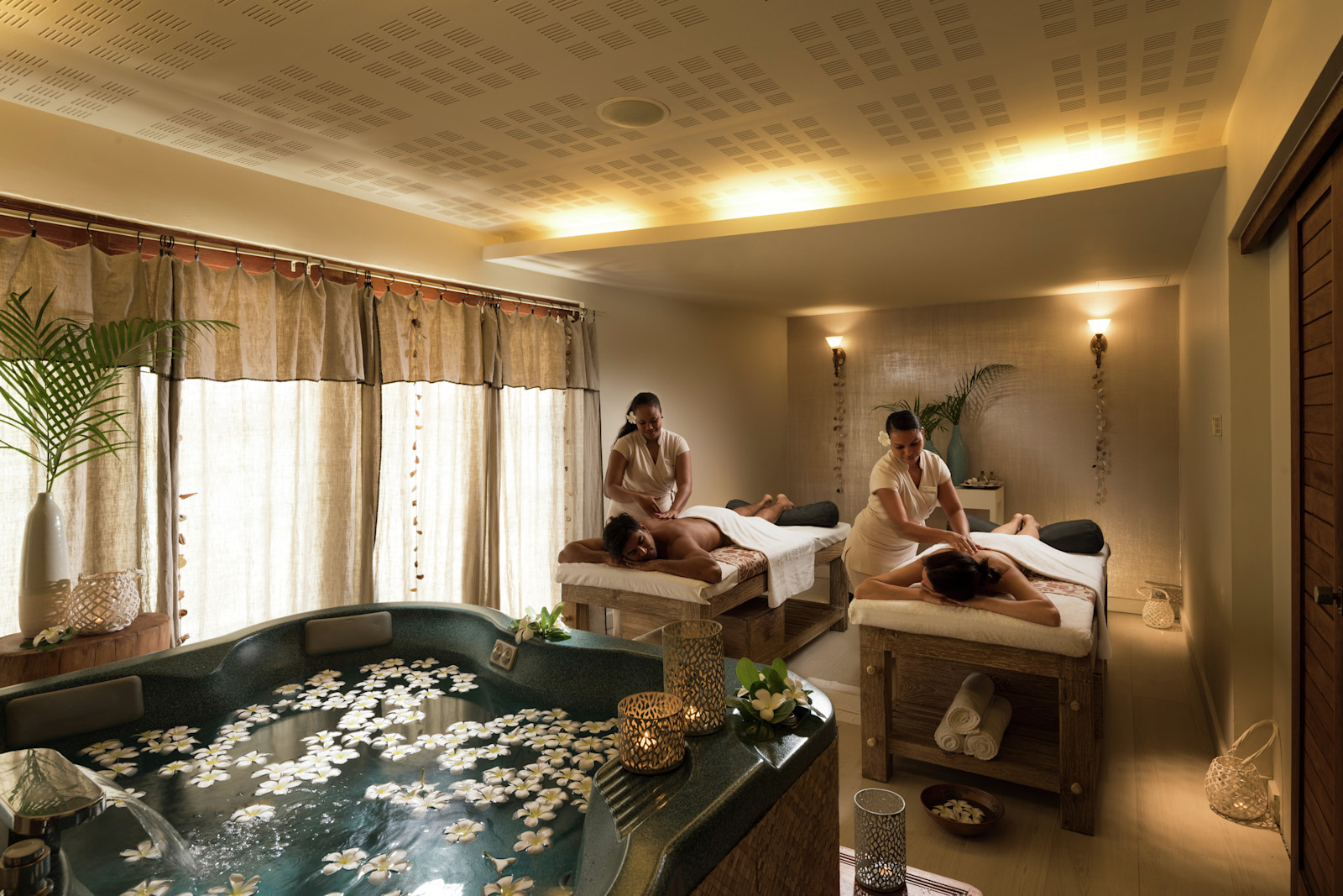 Goście otrzymują zabiegi spa w Moorea Lagoon Spa