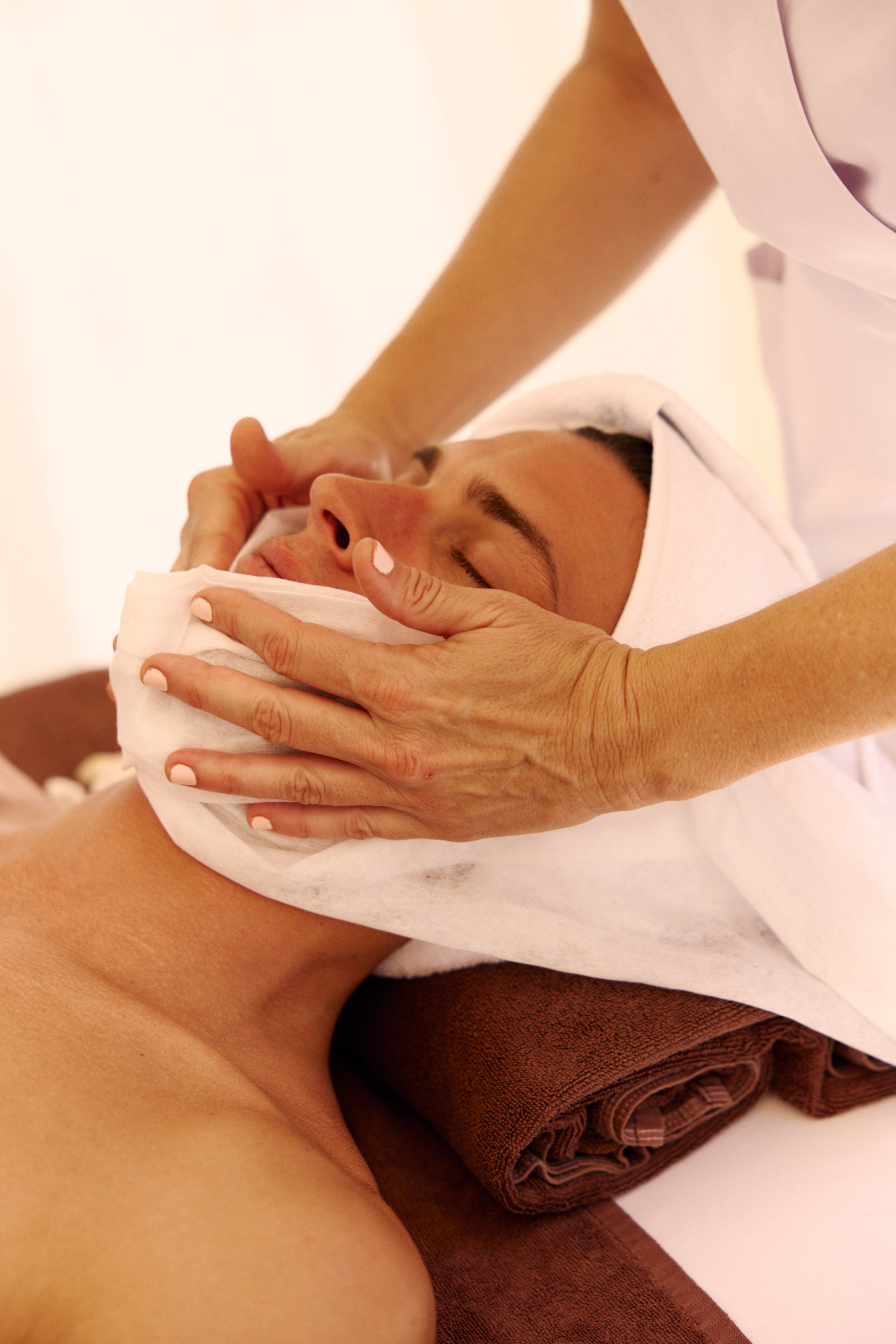 Person, die eine Gesichtsbehandlung im Spa erhält