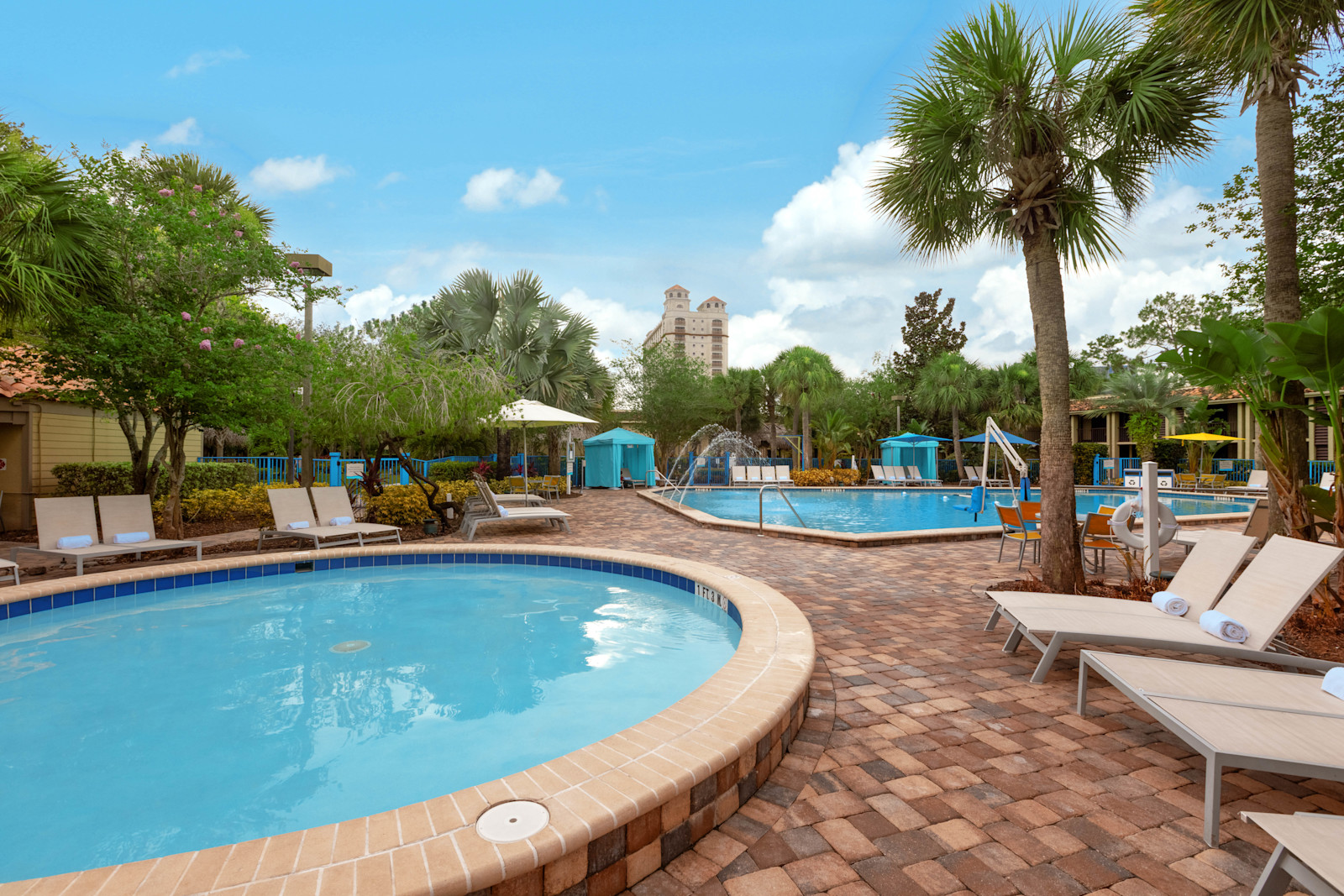 Piscină pentru distracție în familie și jacuzzi