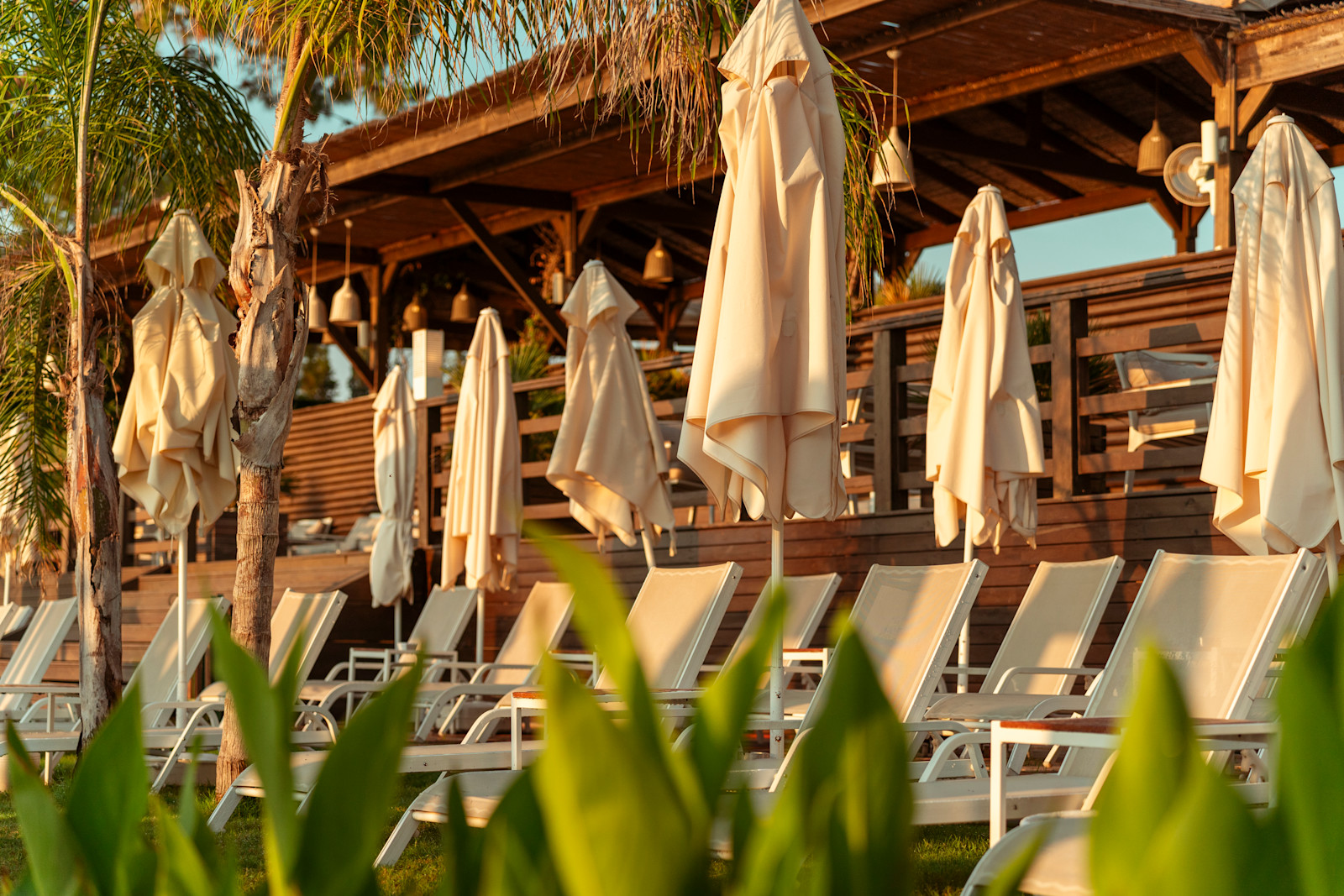 Loungers met strandpier