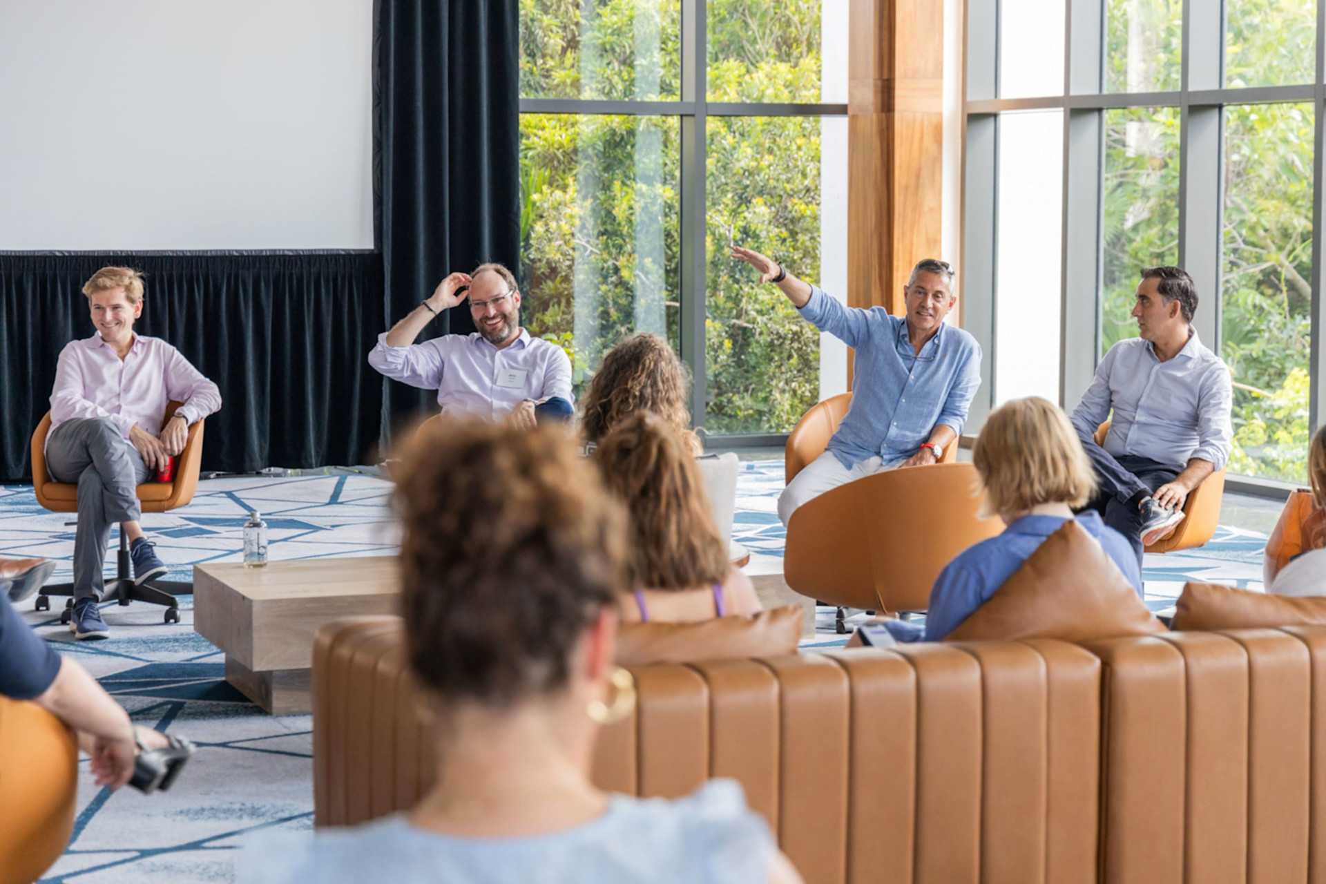 Kokouksessa puhuvat henkilöt