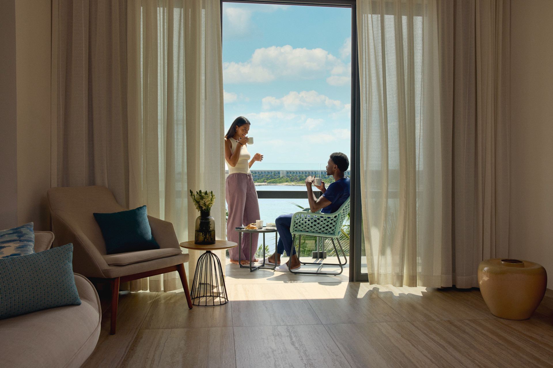 Hombre y mujer disfrutando de un desayuno en la terraza de su suite
