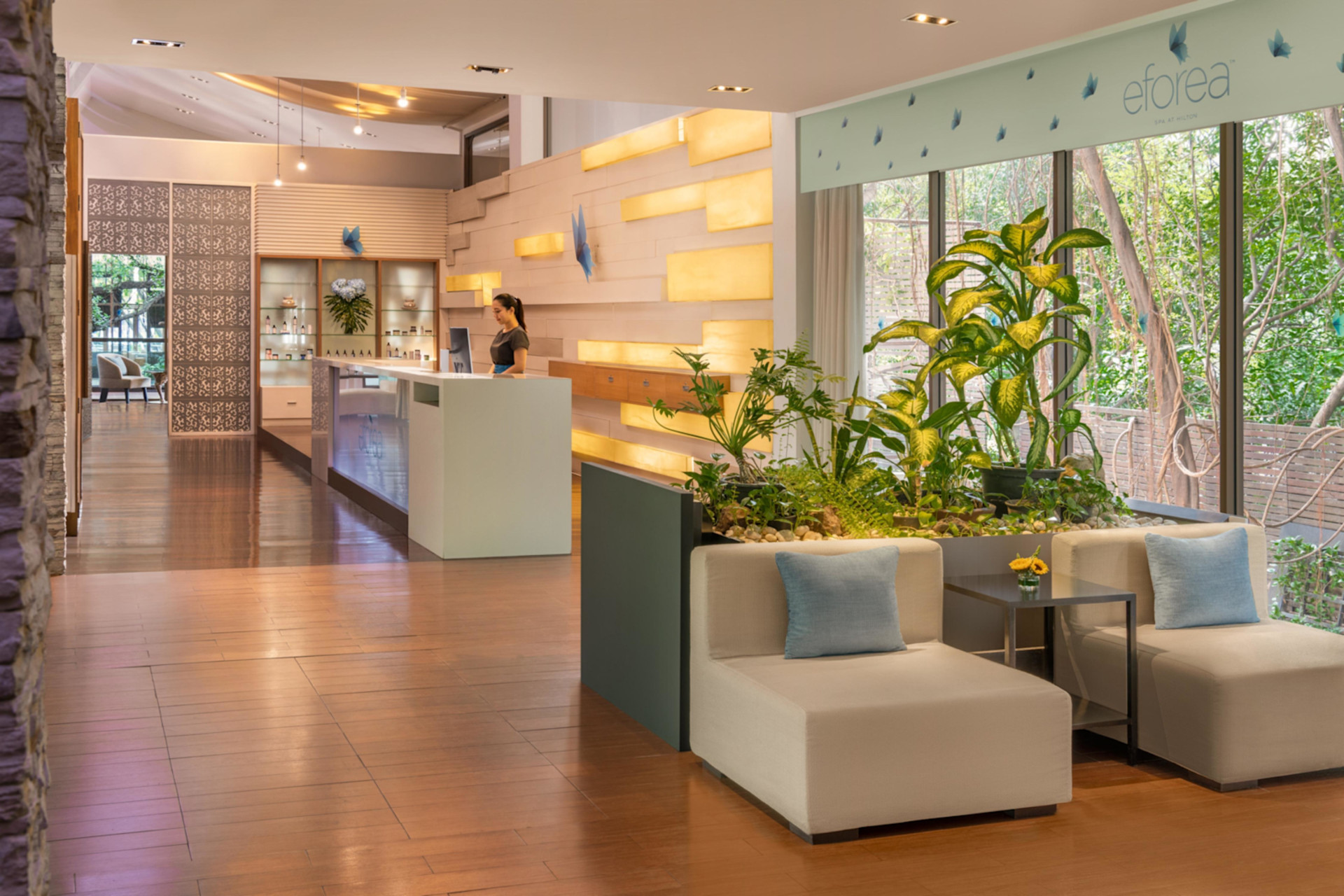 スパのフロントデスクとエージェント